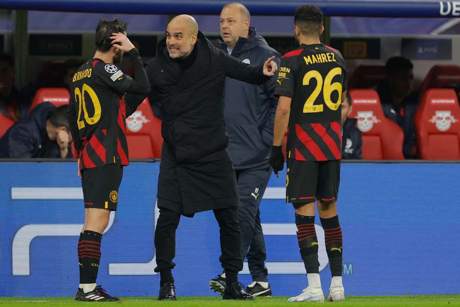 Pep Guardiola giver instrukser til Bernado Silva og Riyad Mahrez. Pep Guardiola giver instrukser til Bernado Silva og Riyad Mahrez.