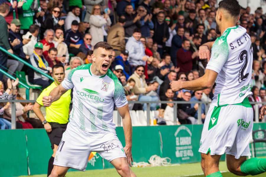 Álex Guti, del Atlético Sanluqueño, celebra un gol