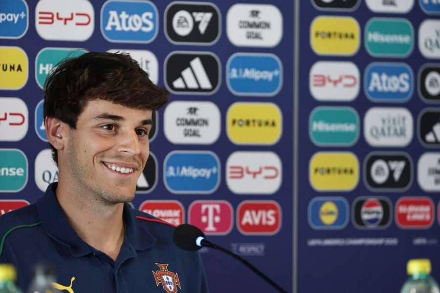 Paulo Bernardo em conferência de imprensa