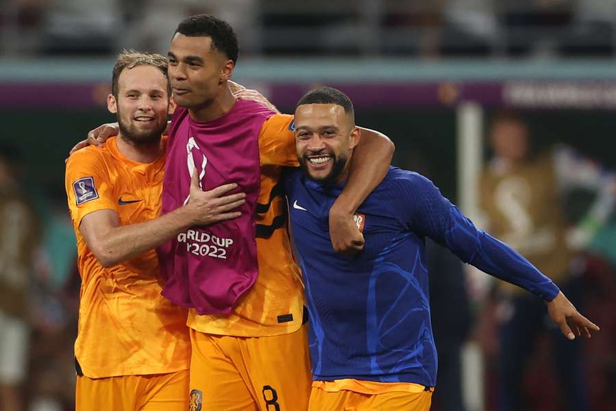 Von links nach rechts: Daley Blind, Cody Gakpo und Memphis Depay nach dem Sieg gegen die USA