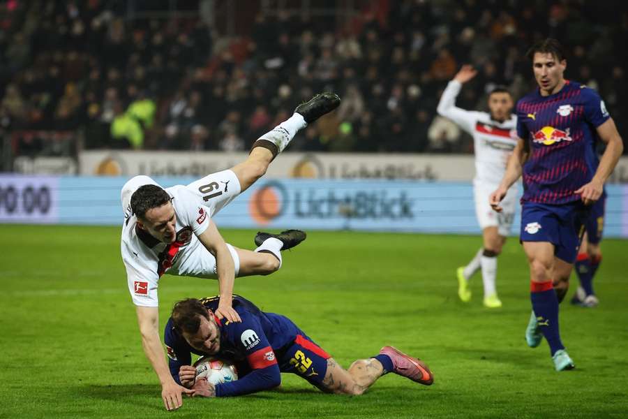 David Raum (u.) mit dem unglücklichen Foul gegen Martijn Kaars in der Nachspielzeit.