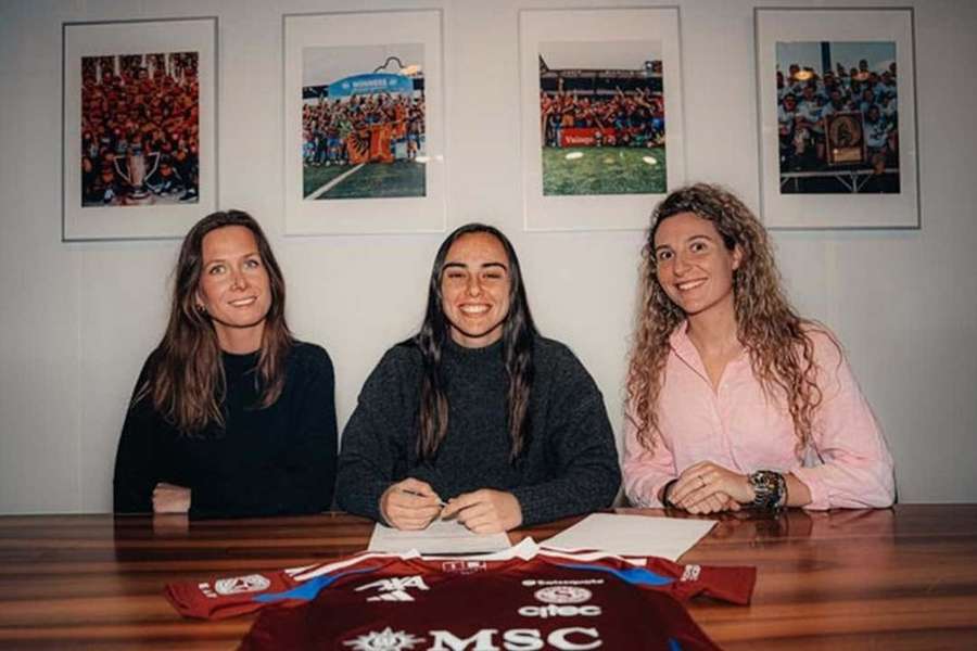 Joana Marchão na assinatura do novo contrato