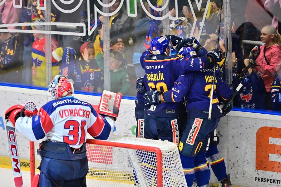 Budějovice na domácím ledě porazily Pardubice 4:1. Budějovice na domácím ledě porazily Pardubice 4:1.