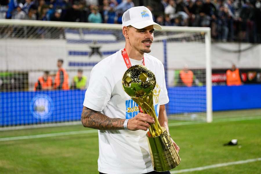 Kliment s trofejí pro vítěze MOL Cupu. Kliment s trofejí pro vítěze MOL Cupu.