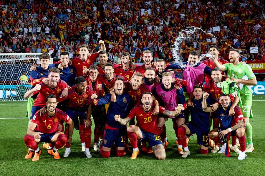 La selección española celebra el triunfo ante Italia