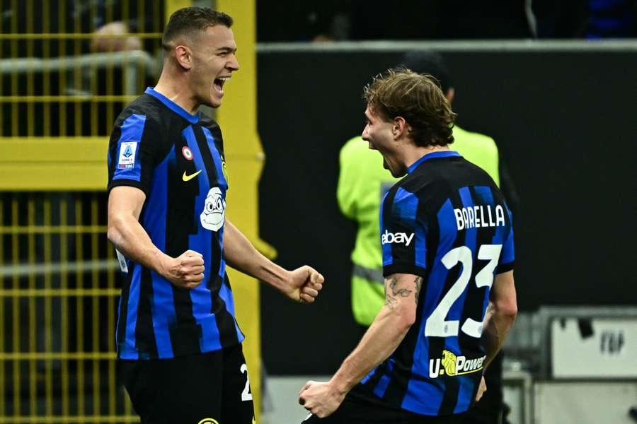 Kristjan Asllani viert de eerste goal van Inter in het thuisduel met Genoa