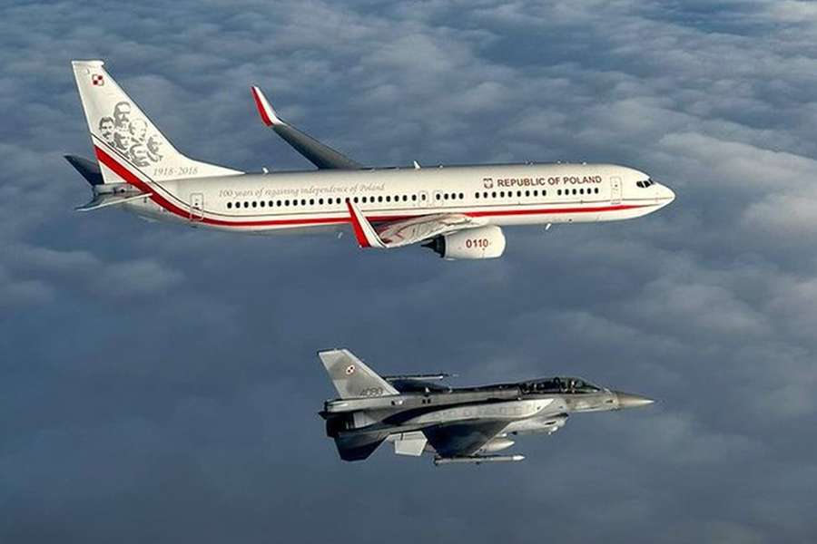 O avião da seleção da Polónia e um dos caças na escolta