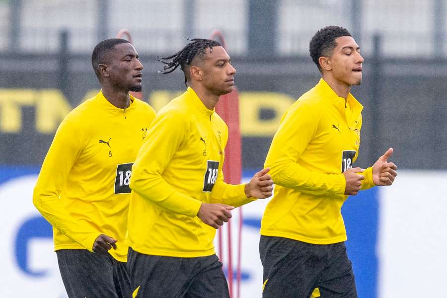 Jobe Bellingham (r.), Serhou Guirassy (l.) und Filippo Mane im Training des BVB 