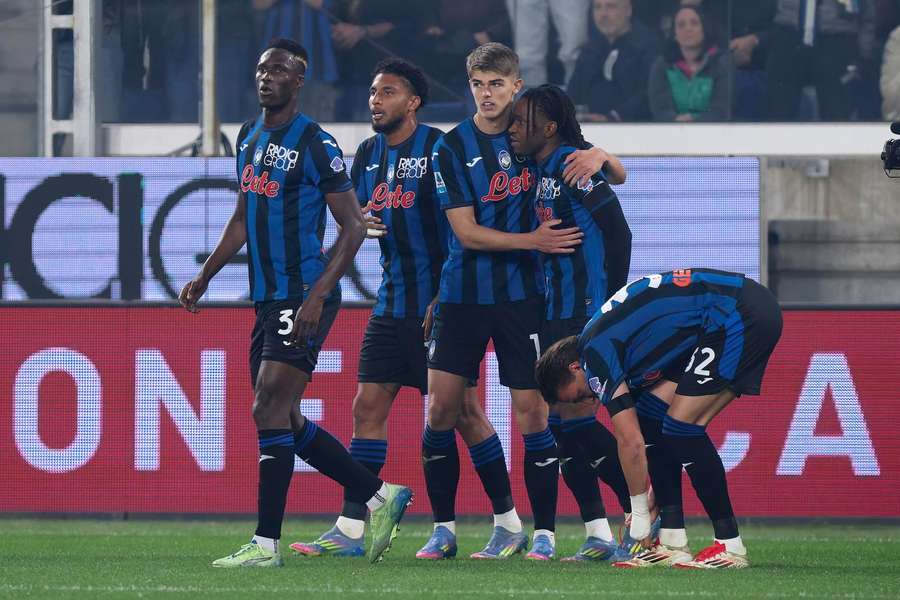 Lookman sărbătorește marcarea unui gol pentru Atalanta