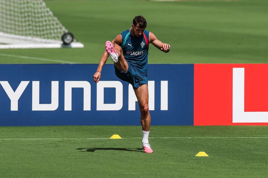Rúben Dias sem bola no treino de Portugal