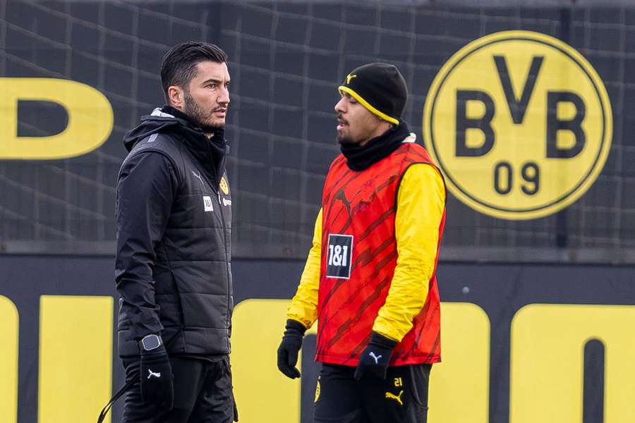 Nuri Sahin, treinador do Borussia Dortmund, com Donyell Malen
