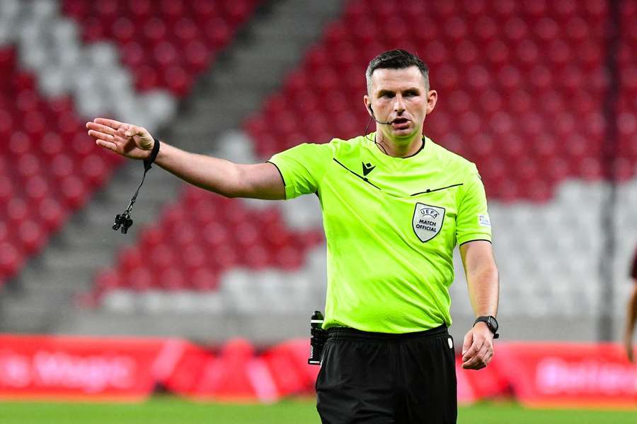 Michael Oliver vai apitar partida das águias em Belgrado