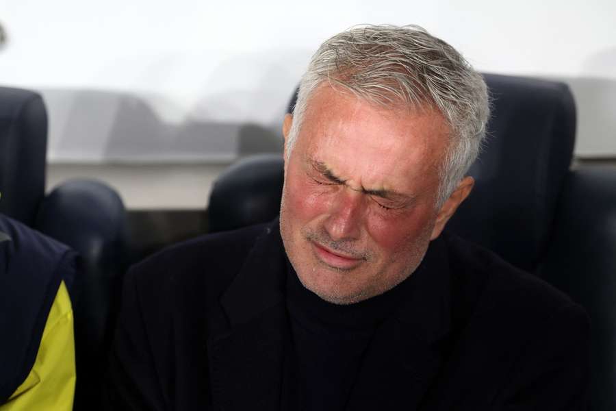 O Fenerbahçe não contará com José Mourinho, suspenso, para o jogo na Dinamarca