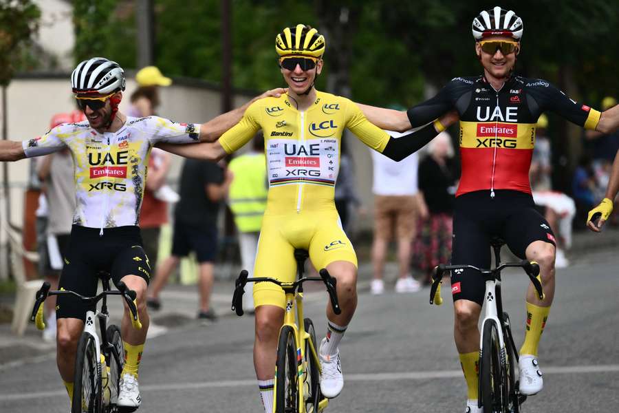 Tadej Pogacar (centru) pozează pentru o fotografie în timpul etapei finale