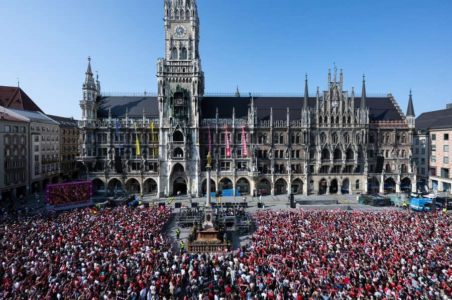 FC Bayern feiert Meisterschaft auf vollbesetzten Marienplatz