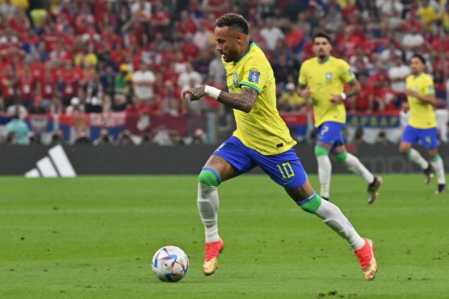 El tobillo de Neymar inquieta a Brasil y al PSG