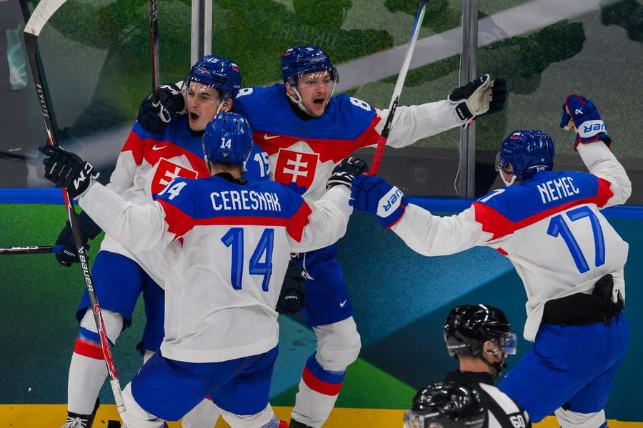 Nemec (vpravo) se raduje z důležitého gólu Slovenska proti Švédsku.