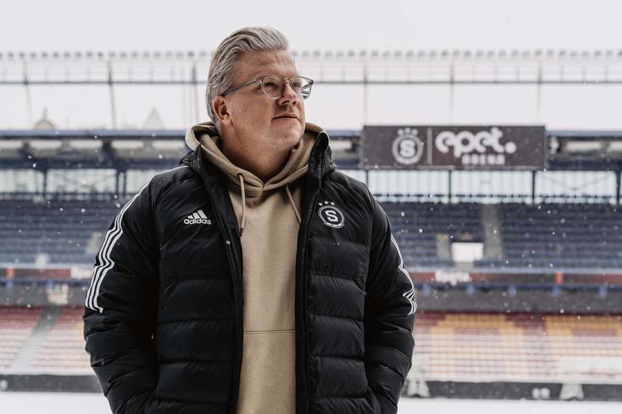 Lars Friis na obhlídce letenského stadionu.