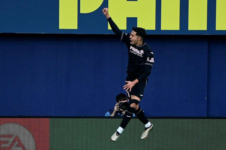 Ilias Akhomach celebra su gol ante el Alavés, antes de lesionarse