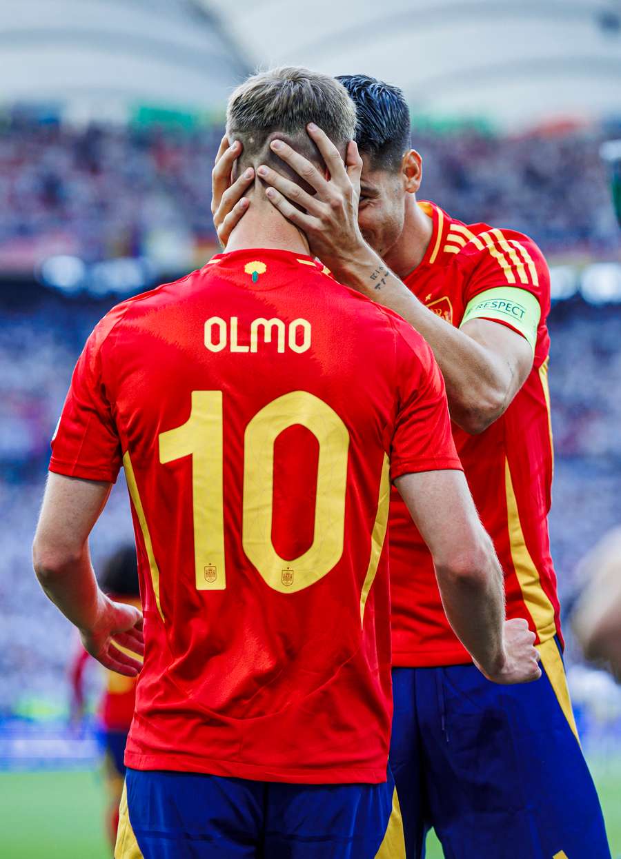 Olmo, felicitado por Morata