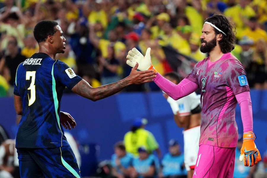 Alisson (D), durante el partido contra Haití