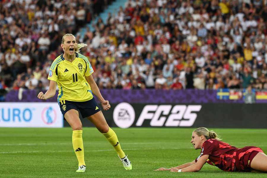 Stina Blackstenius célébrant son but face à l'Allemagne, lors de l'Euro 2025, le 12 juillet 2025.