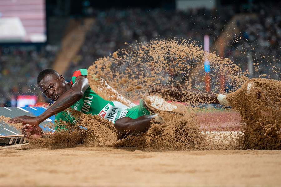 Atleta do triplo salto fez apenas duas tentativas