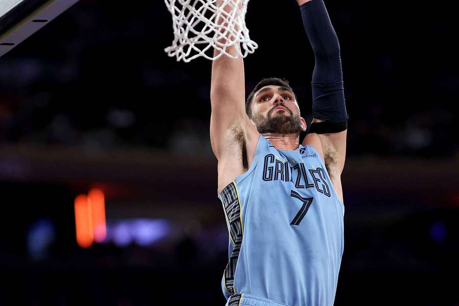 Aldama se cuelga del aro