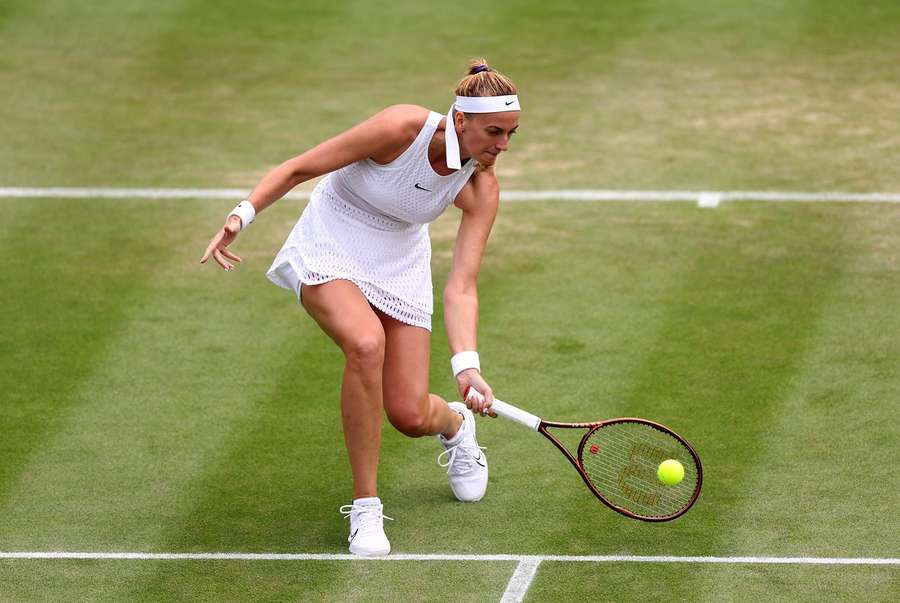 Petra Kvitová v osmifinále Wimbledonu na Ons Jabeurovou nestačila.