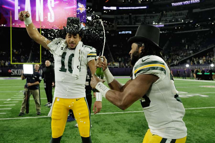 Jordan Love (L) en Aaron Jones (R) vieren de overwinning van de Packers.