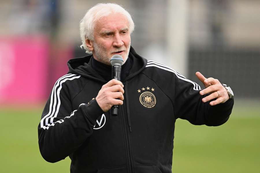 Rudi Völler hatte beim öffentlichen Training des DFB-Teams in Frankfurt Worte an die rund 3.500 anwesenden Fans gerichtet.