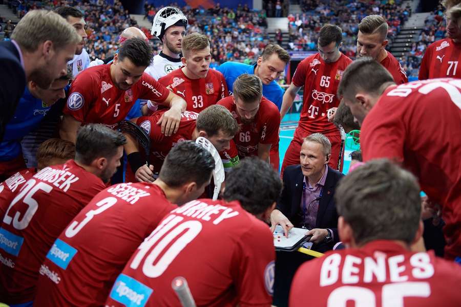 Petri Kettunen při poradě u české florbalové reprezentace. Petri Kettunen při poradě u české florbalové reprezentace.