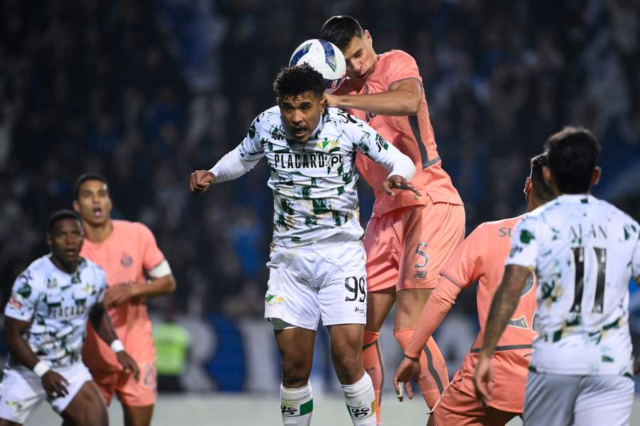 Yan Maranhão em ação pelo Moreirense