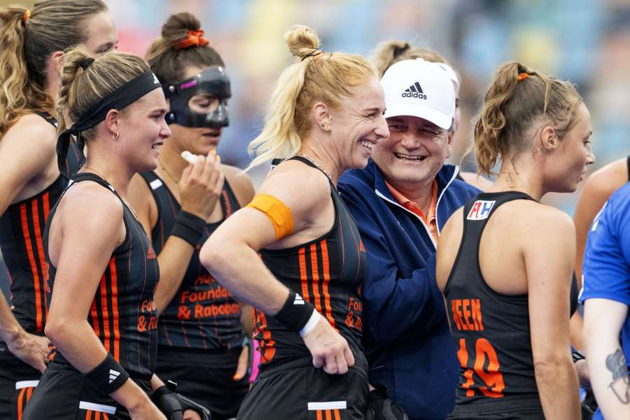 Een tevreden coach Paul van Ass met Margot van Geffen van Nederland tijdens de halve finale op het EK, die door Nederland werd gewonnen met 7-0