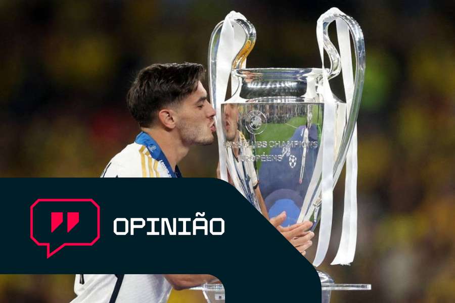 Brahim Díaz na cerimónia no relvado com o troféu da Liga dos Campeões