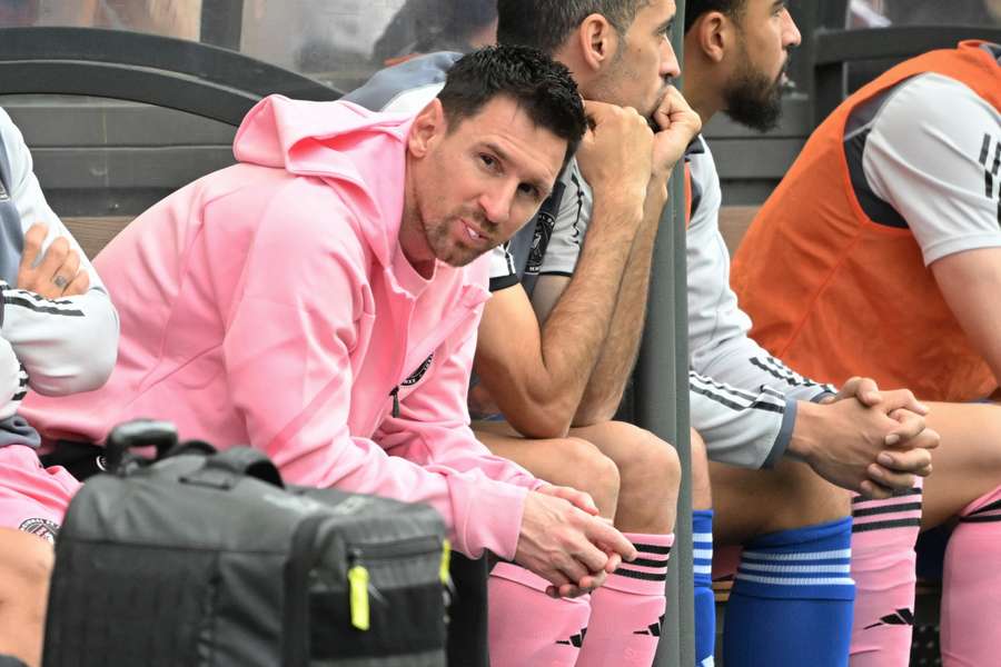 Messi seduto in panchina