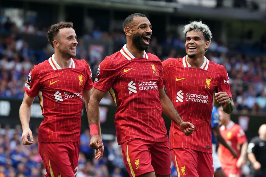 Salah celebra con Jota y Díaz