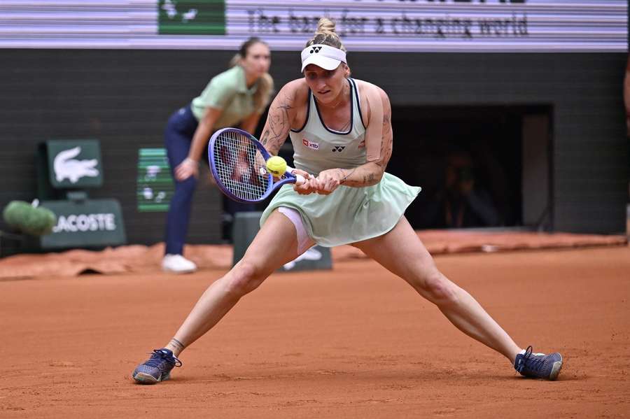 Markéta Vondroušová v boji o osmifinále French Open.