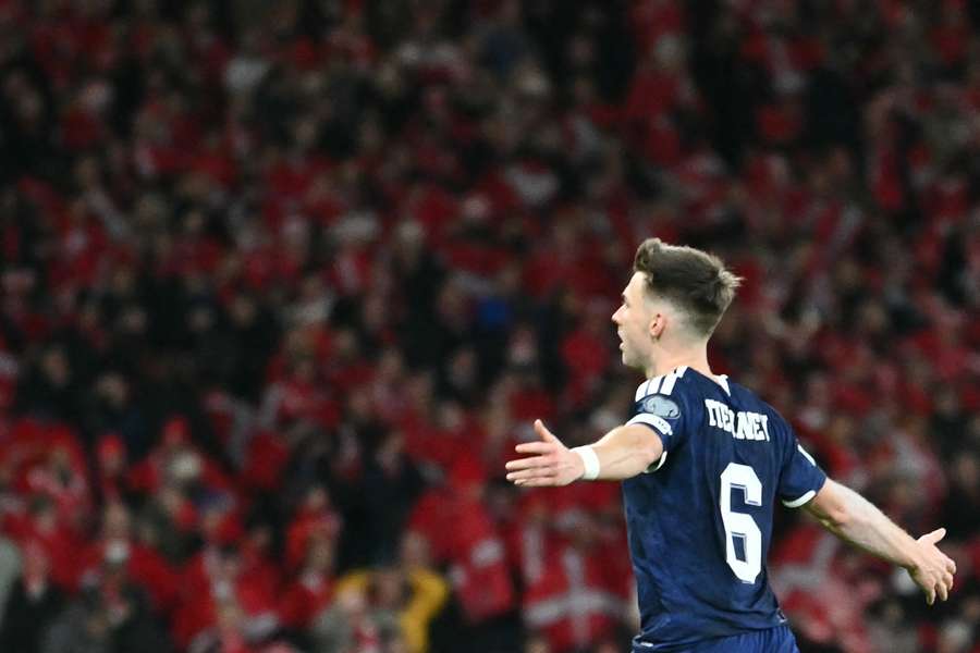 Kieran Tierney festeggia il gol del 3-2 contro la Danimarca