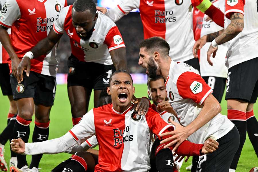 Calvin Stengs comemora após dar ao Feyenoord a liderança antes do intervalo