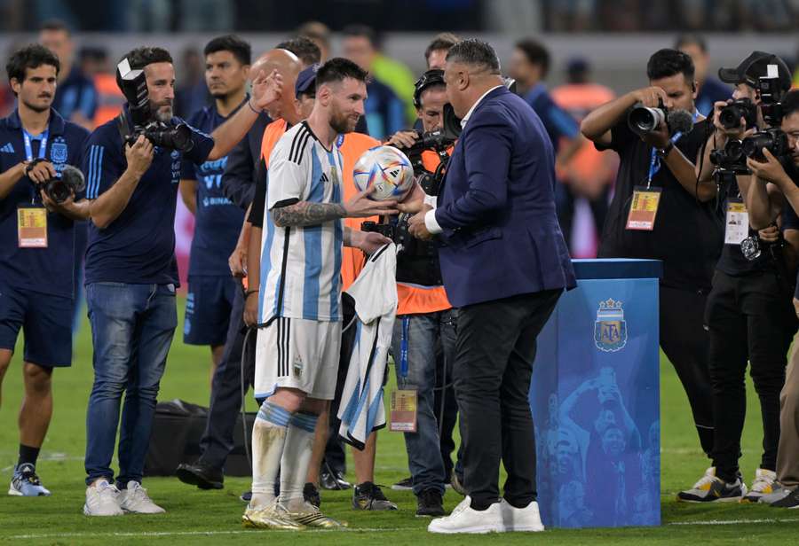 Messi riceve il pallone nella partita in cui ha realizzato il suo 100° gol per l'Argentina