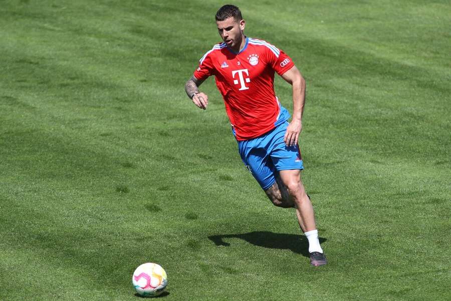 Lucas Hernández de regresso aos treinos no relvado cinco meses e meio depois