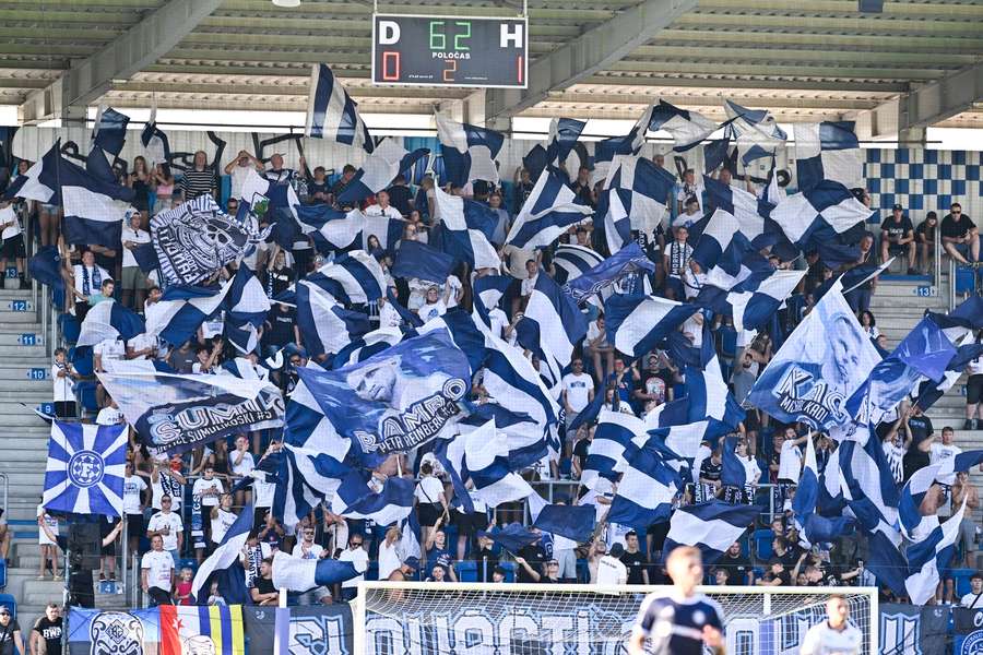 Fanoušci Slovácka poženou svůj tým za prvním ligovým vítězstvím v sezoně. Fanoušci Slovácka poženou svůj tým za prvním ligovým vítězstvím v sezoně.