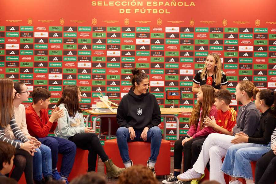 Montse Tomé atiende a la prensa y a los niños y niñas.
