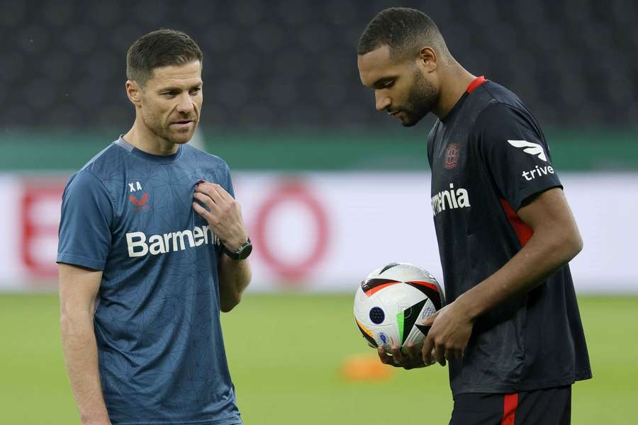 Jonathan Tah (r.) hat sich der Kritik am vollen Spielkalender der Profifußballer angeschlossen.