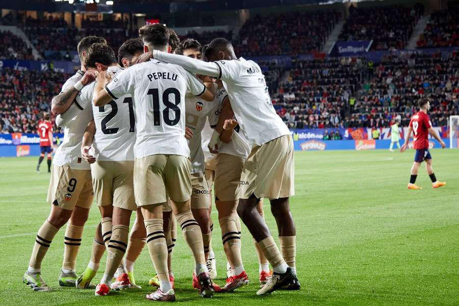 Los jugadores del Valencia rodean a André Almeida tras su gol 