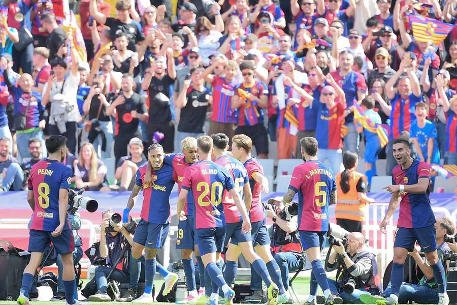 Los jugadores del Barça celebran uno de sus goles ante el Madrid