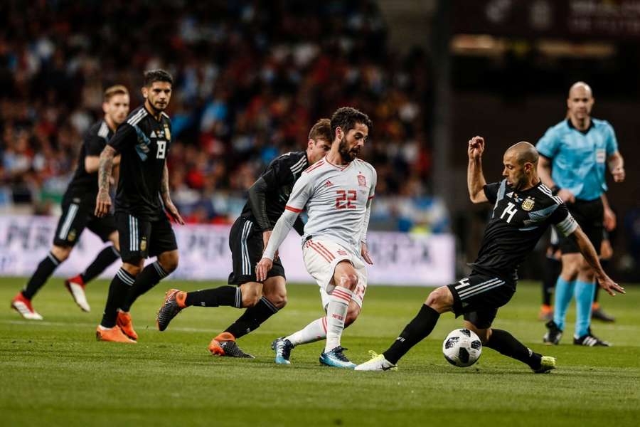 Isco, ante Mascherano, en el España-Argentina celebrado en el Metropolitano en 2018
