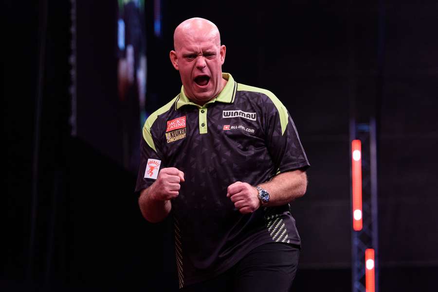 Michael van Gerwen zeigt Luke Littler die Grenzen auf.