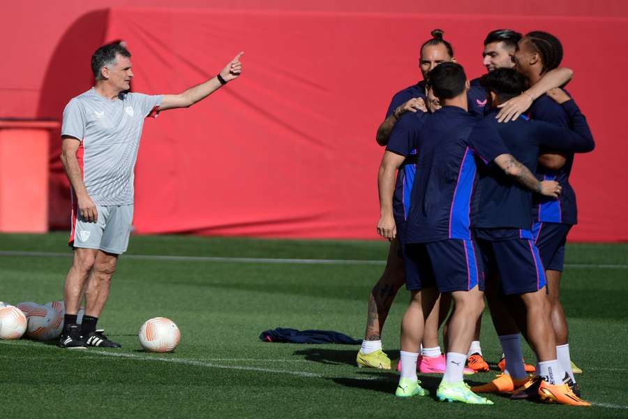 Mendilibar dirige un entrenamiento del Sevilla FC